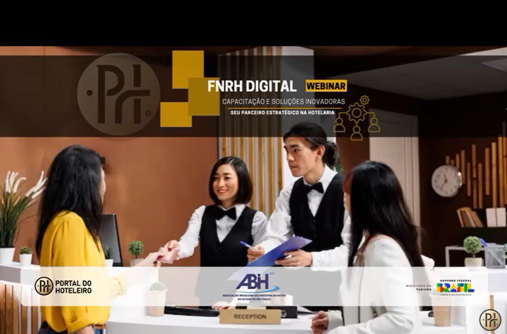 Imagem de divulgação do webinar "FNRH digital: capacitação e soluções inovadoras". Mostra uma cena de recepção de hotel com uma cliente e dois recepcionistas no balcão. Na parte superior, os textos "FNRH digital webinar" e "Seu parceiro estratégico na hotelaria". Na parte inferior, os logotipos do Portal do Hoteleiro, ABIH-SP e Governo Federal.
