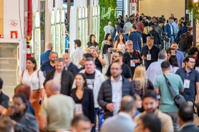 Corredor movimentado da feira Equipotel 2025, representando o amplo potencial de negócios do evento ao aproximar gestores e fornecedores para hotéis, favorecendo a concretização de parcerias comerciais. A imagem mostra diversas pessoas do setor de hospitalidade caminhando pelos corredores e conferindo os estandes.